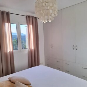 2 habitaciones, tabla de planchar con plancha y cuna de viaje