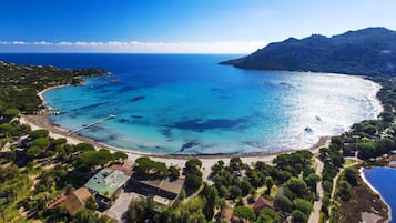 Vlak bij het strand, ligstoelen