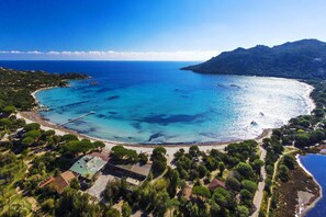 Nær stranden og solsenger