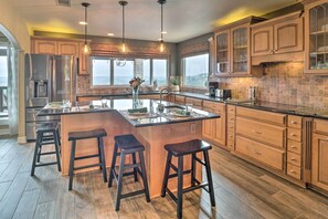 Fridge, microwave, stovetop, dishwasher