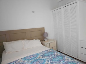 2 slaapkamers, een bureau, een strijkplank/strijkijzer, gratis wifi