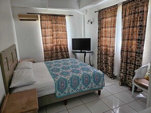 2 bedrooms, desk, iron/ironing board, free WiFi - Cozy Apartments close to beach, bars and restaurants (Rodney Bay)