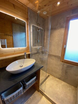 Badewanne, Haartrockner, Handtücher