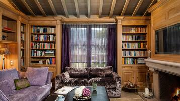 Een televisie, een open haard en een tafeltennistafel