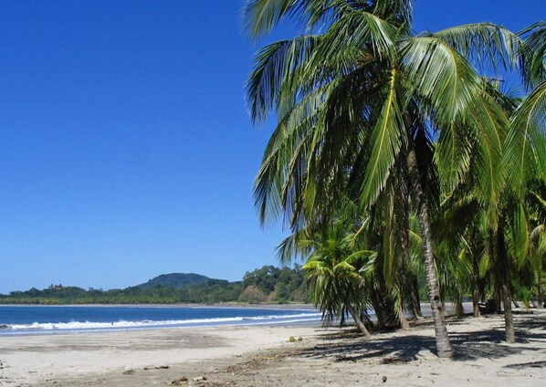 Beach nearby, sun-loungers, beach towels