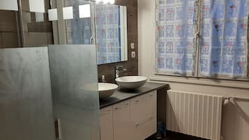 Dusj, hårføner, håndklær og såpe