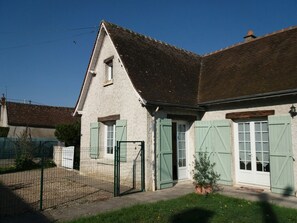 Exterior - Independent room B & B with garden near the castles of Loire.  (Veuves)