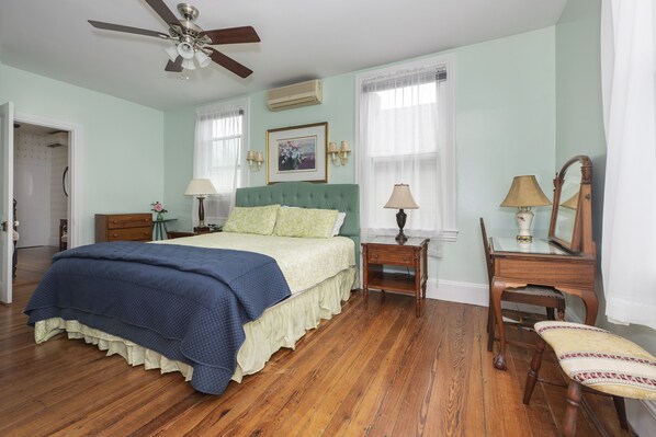 9 bedrooms, in-room safe, desk, iron/ironing board