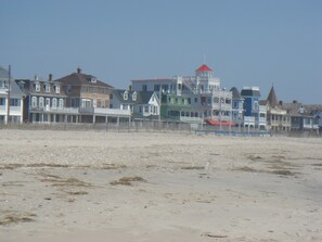 In Strandnähe, Liegestühle, Sonnenschirme, Strandtücher