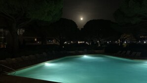 A swimming pool at night with a moon in the background. - 80 m², 2 BEDROOM - INCREDIBLE FRONT SEA VIEW - 1min Pool, Beach, Tennis… (Mandelieu-La-Napoule)