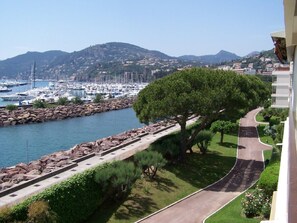 Property grounds - 80 m², 2 BEDROOM - INCREDIBLE FRONT SEA VIEW - 1min Pool, Beach, Tennis… (Mandelieu-La-Napoule)