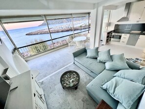 Smart TV, DVD player, ping pong, books - 80 m², 2 BEDROOM - INCREDIBLE FRONT SEA VIEW - 1min Pool, Beach, Tennis… (Mandelieu-La-Napoule)