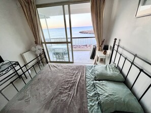 2 bedrooms, desk, iron/ironing board, free WiFi - 80 m², 2 BEDROOM - INCREDIBLE FRONT SEA VIEW - 1min Pool, Beach, Tennis… (Mandelieu-La-Napoule)