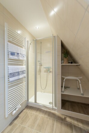 Shower, hair dryer - Beautiful, large holiday home. High quality equipment. Dogs welcome + WiFi (Dornum)