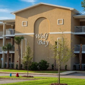 Un edificio con un cartello che indica 'Wolf Bay' e balconi.
