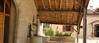Near Monbazillac charming gîte 3ha park heated swimming pool barn