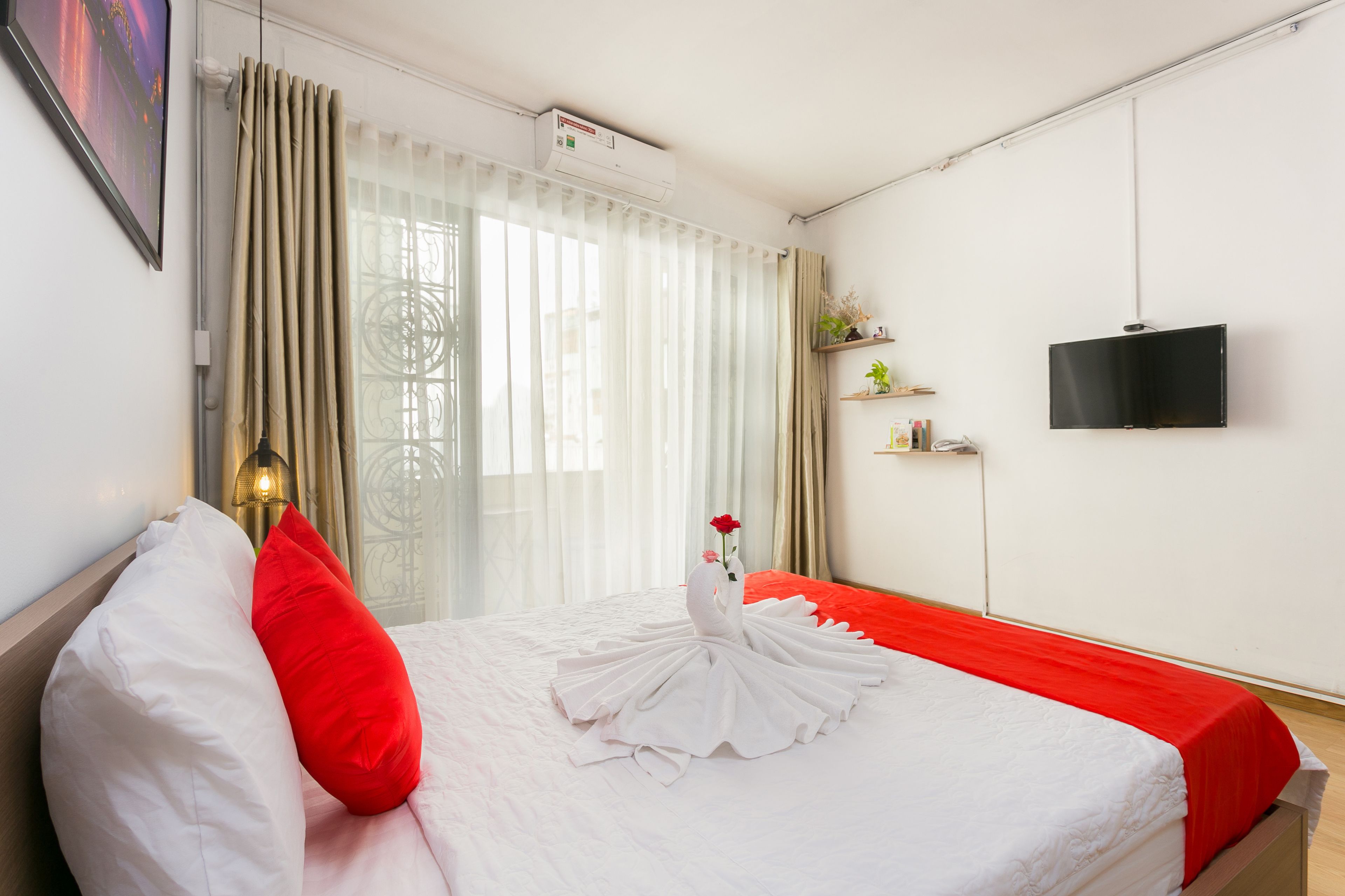 deluxe double room, balcony | minibar, in-room safe, desk, free wifi