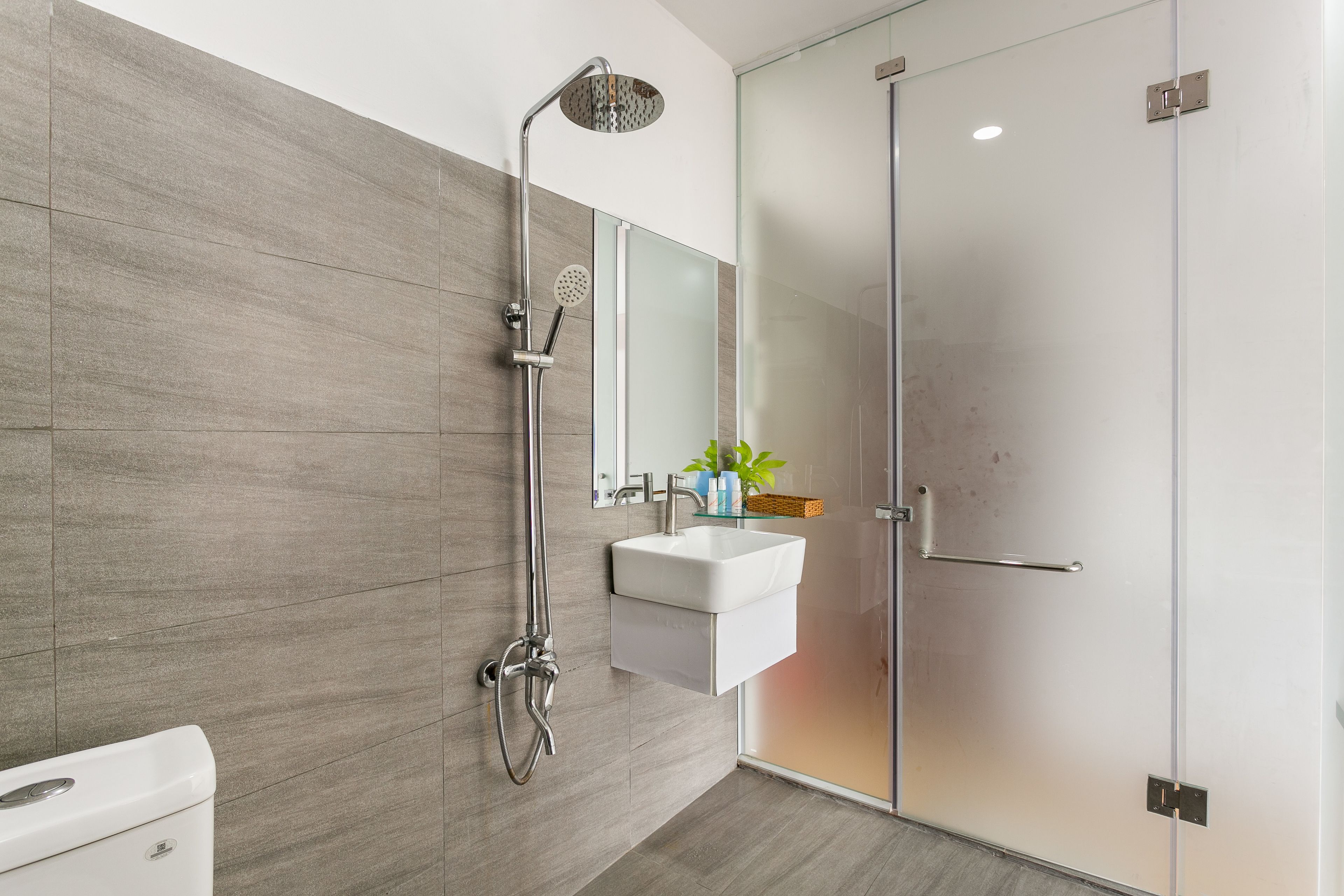 shower, rainfall showerhead, free toiletries, hair dryer