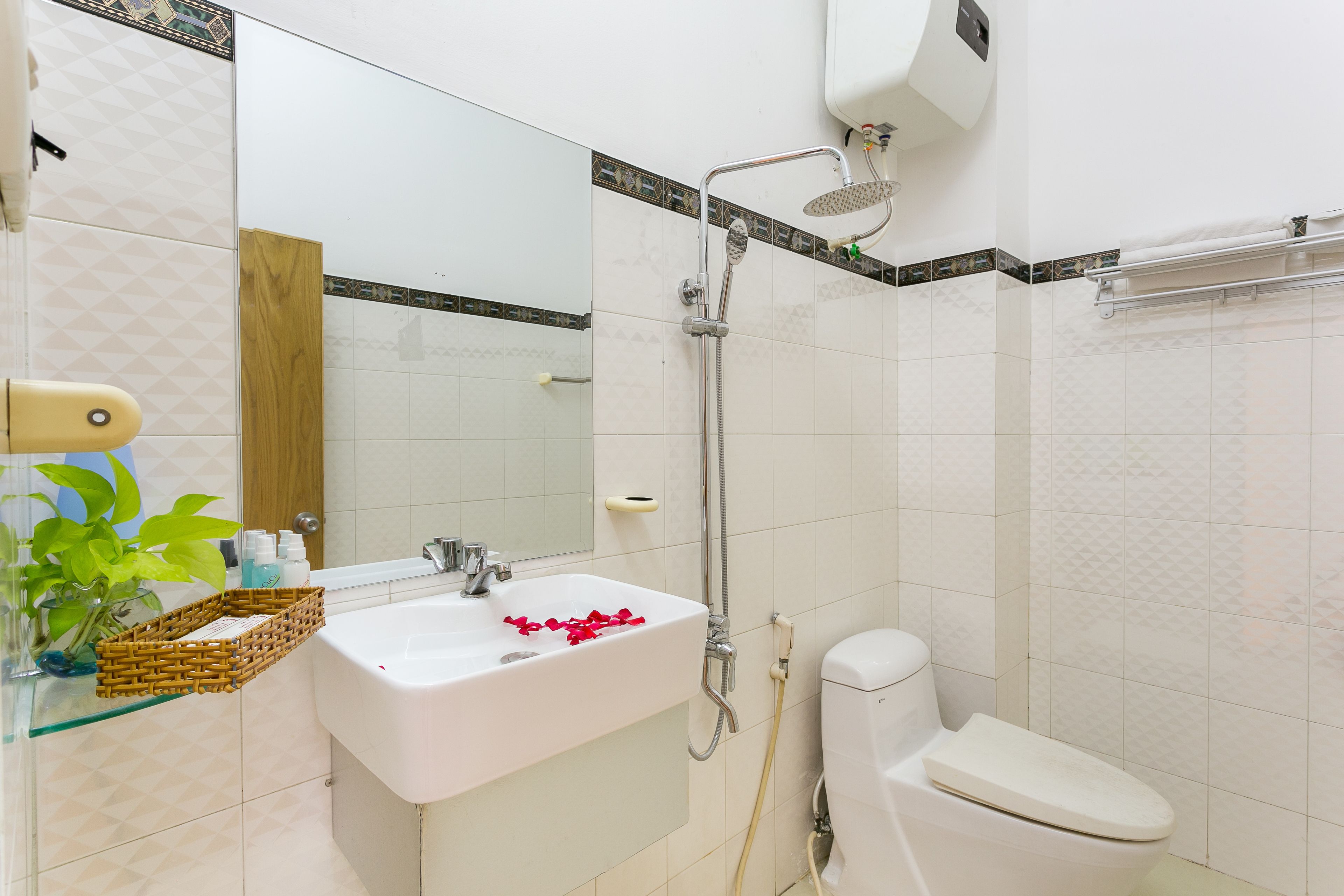 shower, rainfall showerhead, free toiletries, hair dryer