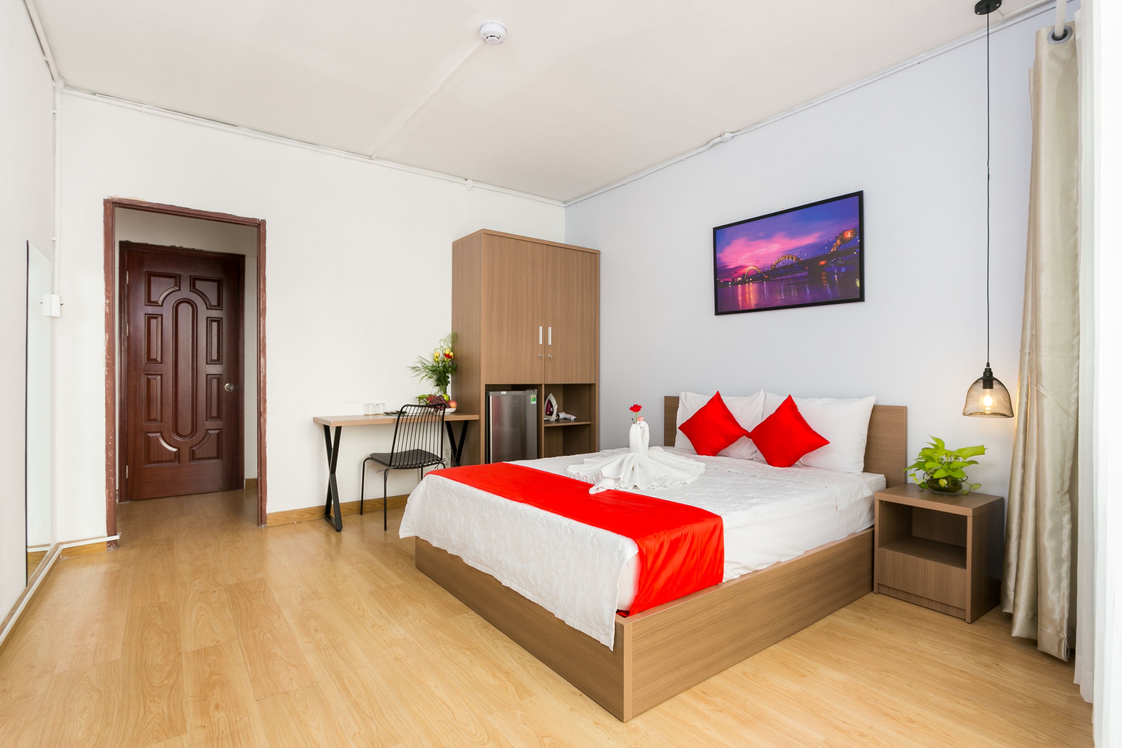 deluxe double room | minibar, in-room safe, desk, free wifi