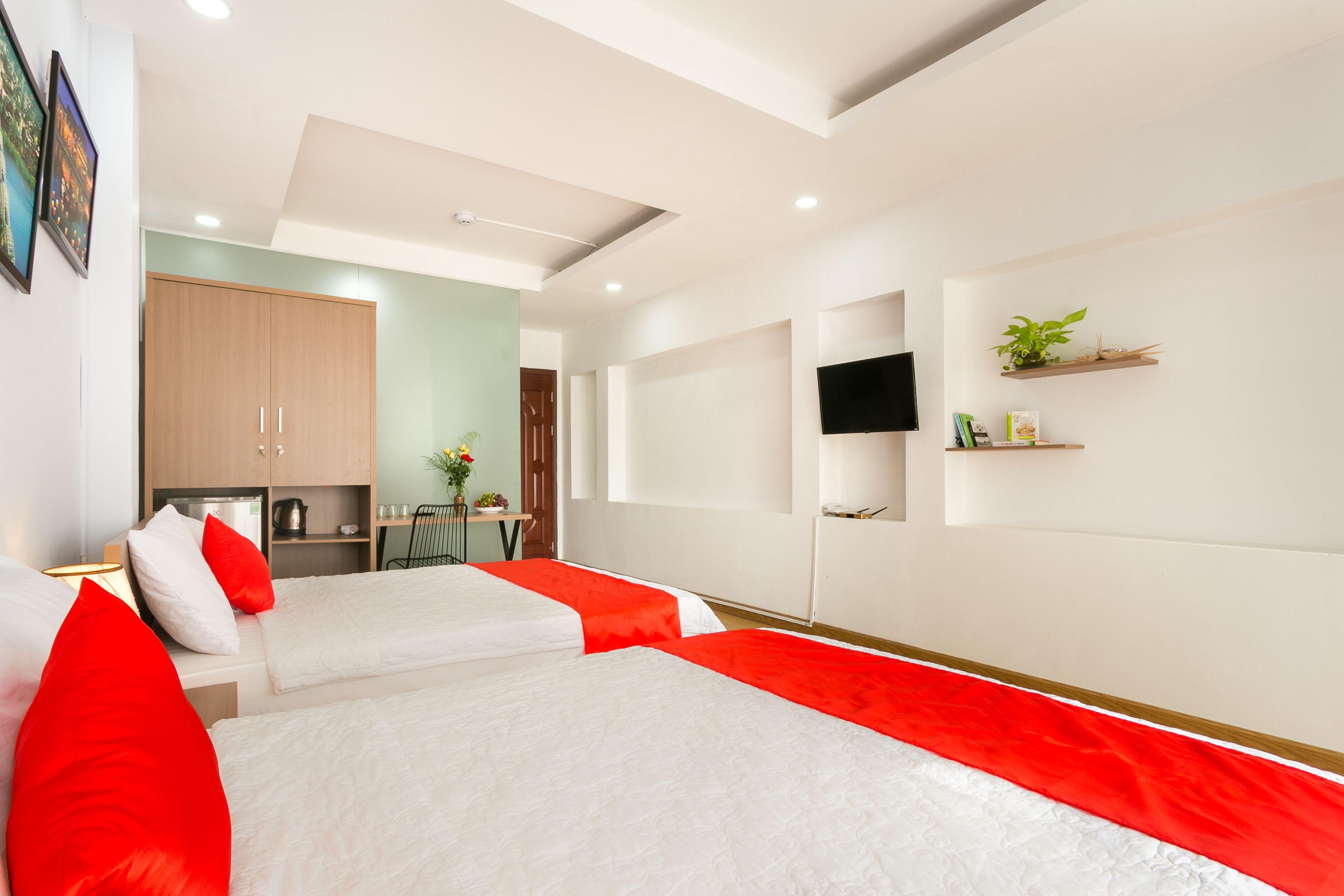 family room, balcony | minibar, in-room safe, desk, free wifi