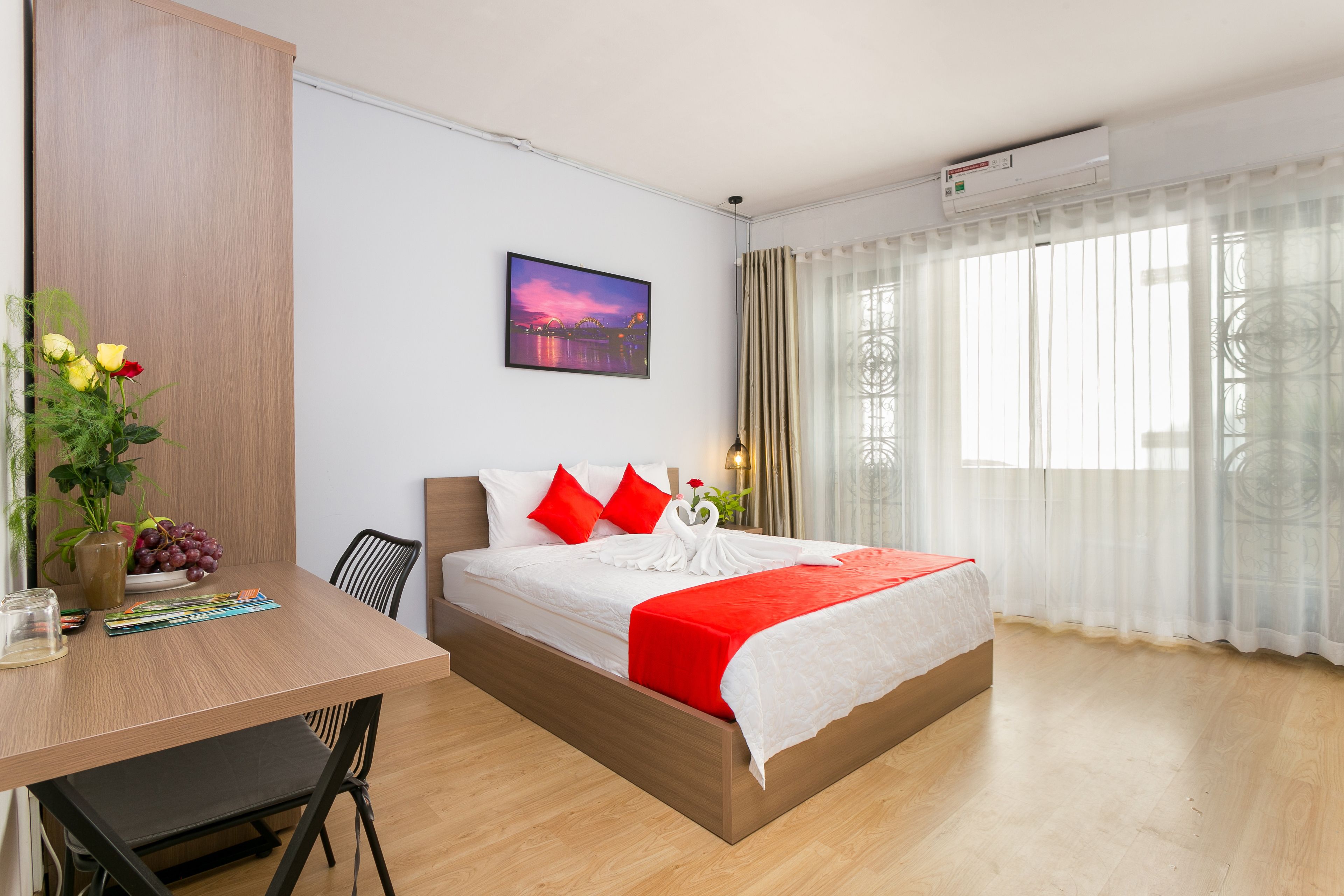 deluxe double room, balcony | minibar, in-room safe, desk, free wifi