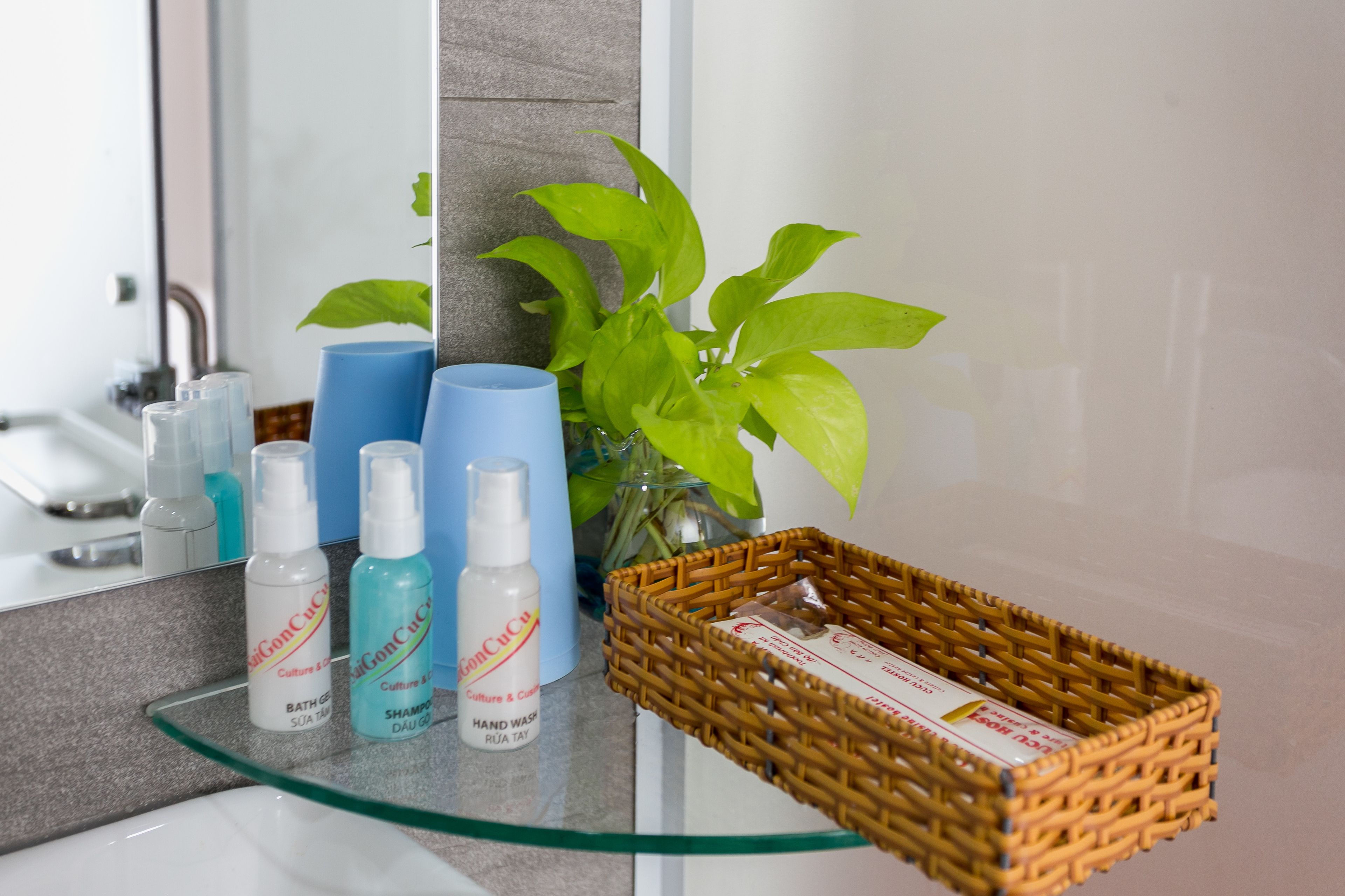 shower, rainfall showerhead, free toiletries, hair dryer