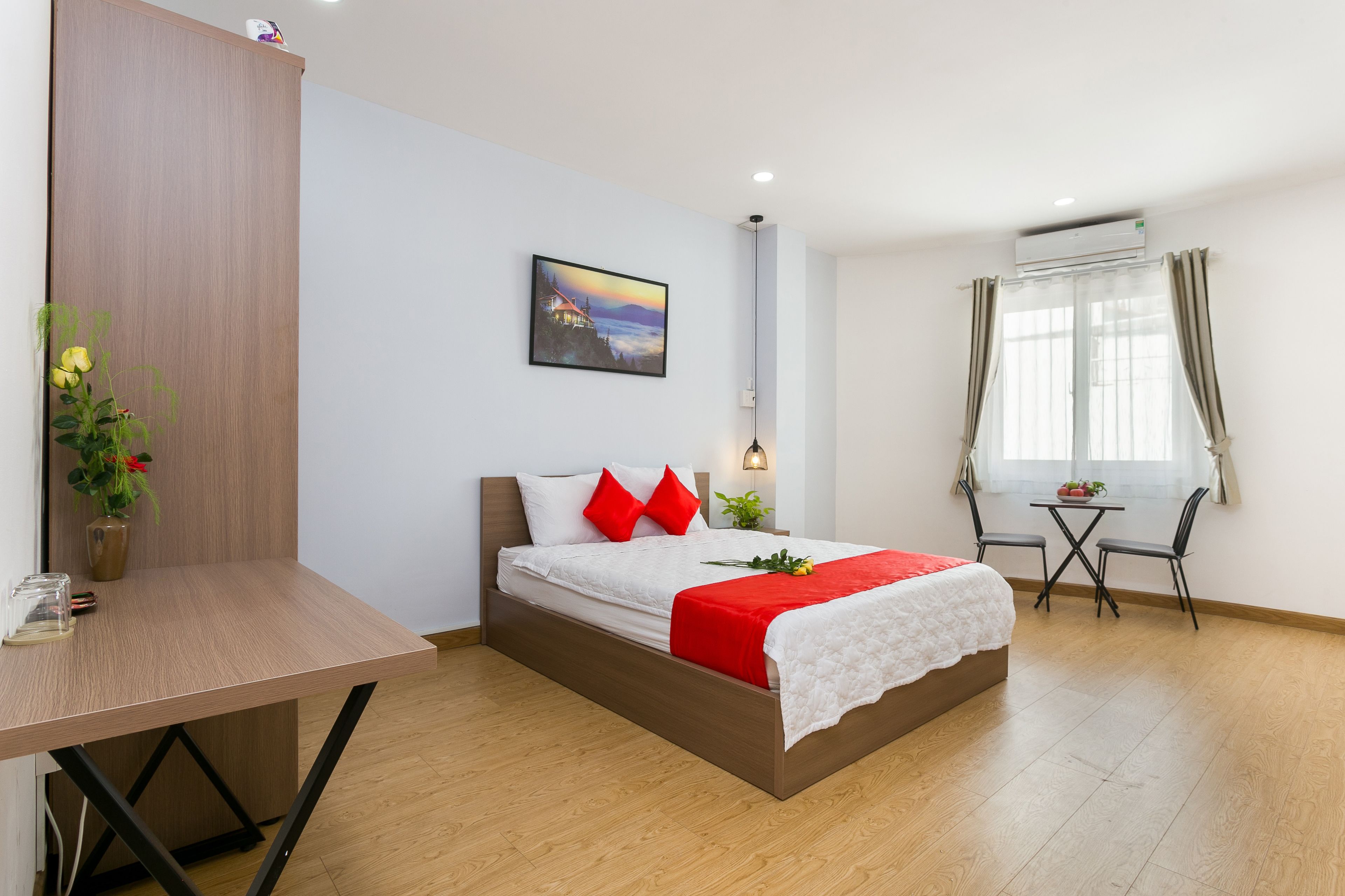 deluxe double room | minibar, in-room safe, desk, free wifi