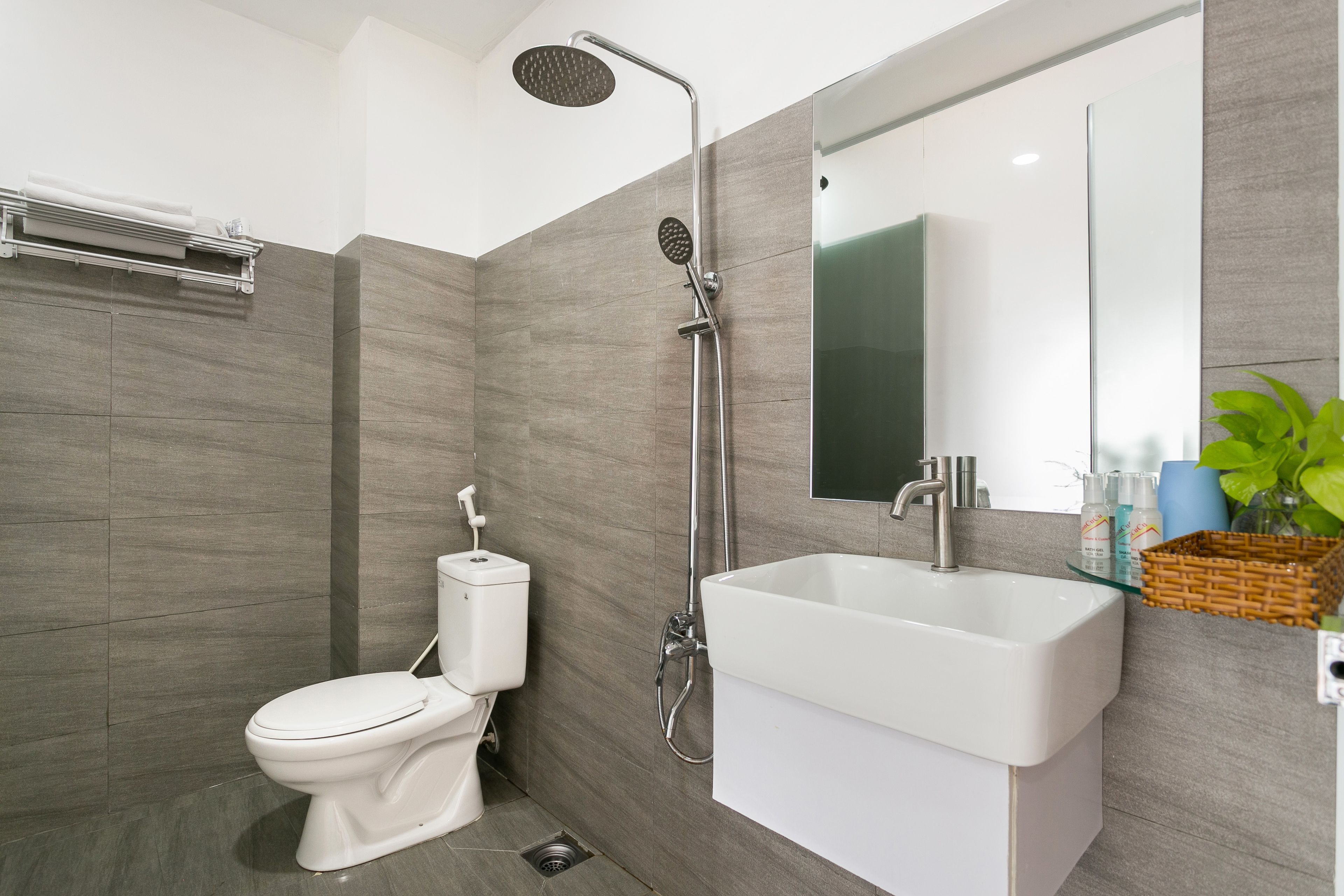 shower, rainfall showerhead, free toiletries, hair dryer