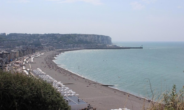 Una spiaggia nelle vicinanze