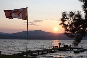 En la playa, sillas reclinables de playa, toallas de playa