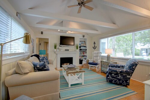 HyannisPort 2BR Cottage. Partial Ocean View! Short footpath to 2 sandy Beaches!