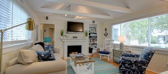 HyannisPort 2BR Cottage. Partial Ocean View! Short footpath to 2 sandy Beaches!