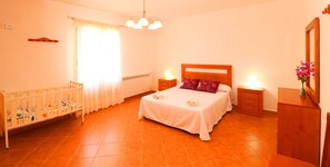 4 slaapkamers, een strijkplank/strijkijzer, gratis wifi, beddengoed