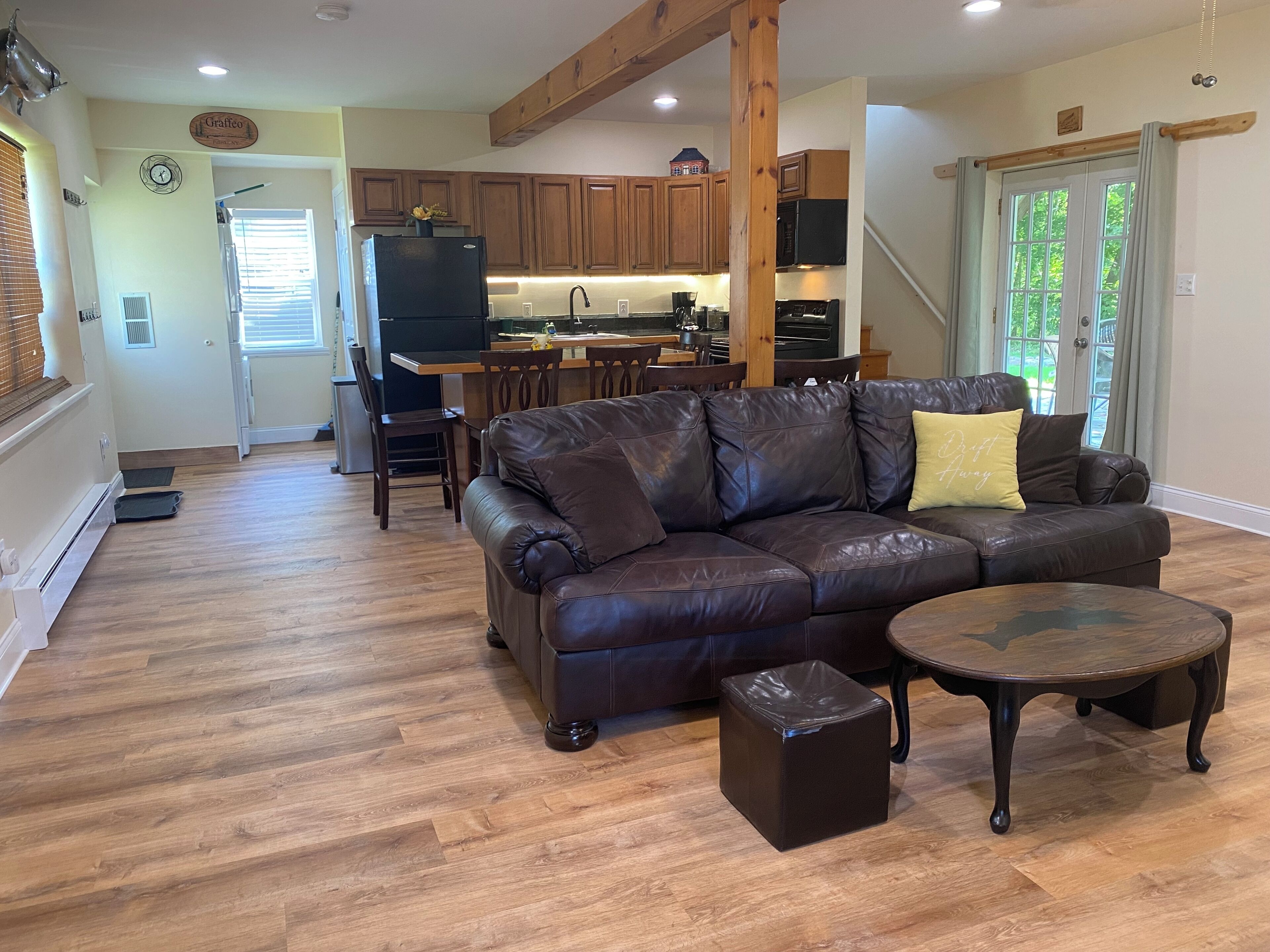 Smart TV, chimenea y libros 