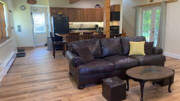 Smart TV, chimenea y libros