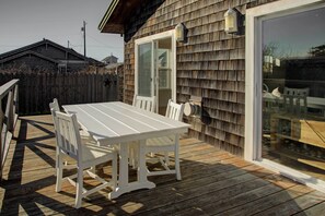 Outdoor dining - Walk to Ocean! Chic 'Summer House Cottage' (Pacific Beach)