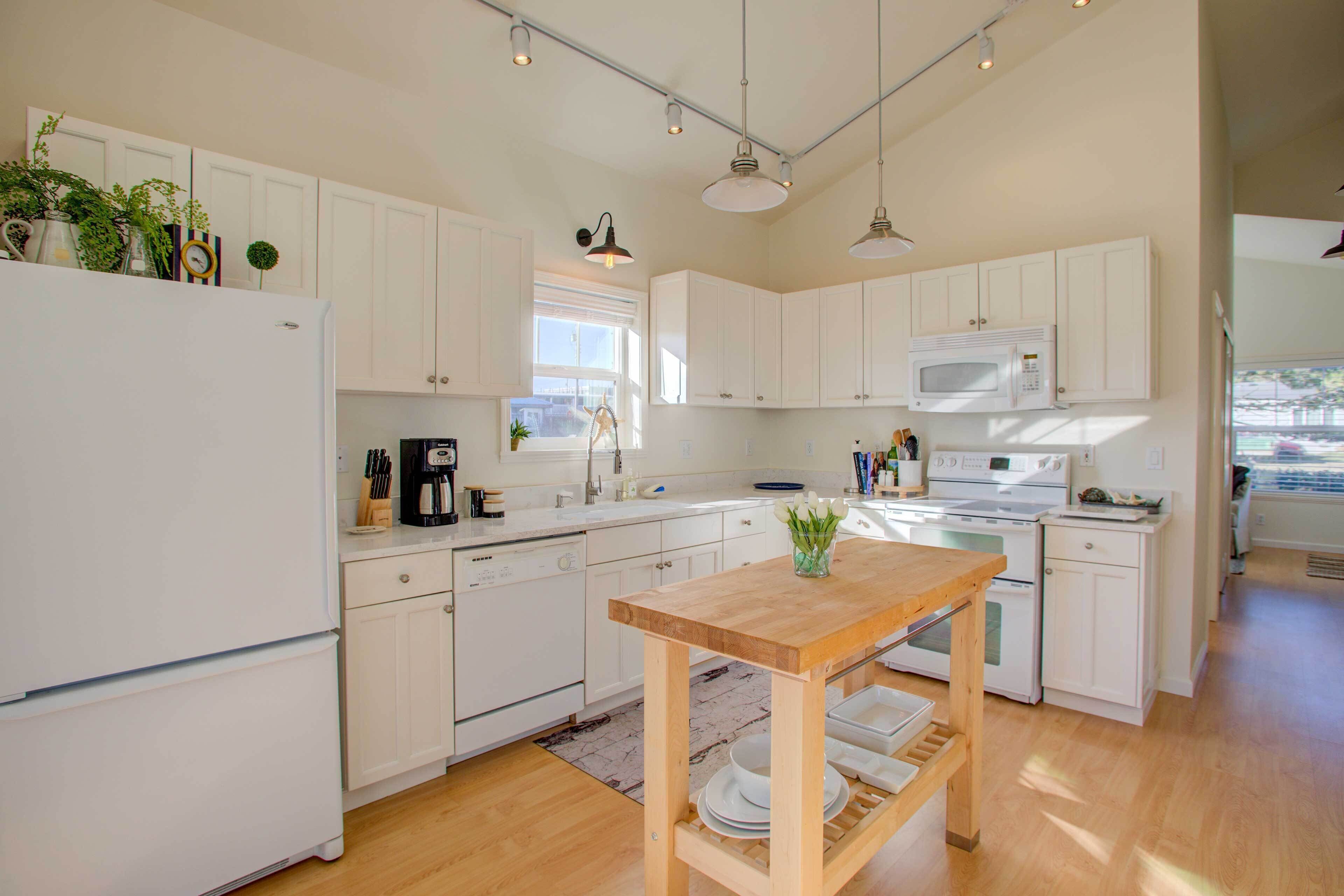 Chic 'Summer House Cottage' Walk to Ocean!