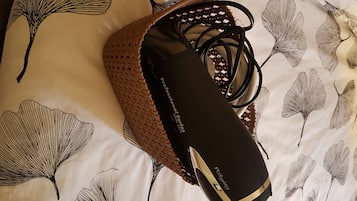 1 habitación, tabla de planchar con plancha, wifi y ropa de cama