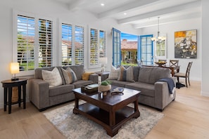 TV, fireplace, Netflix, Hulu - Newly Renovated! Gorgeous Villa by Spanish Fountain, Pet Friendly! - Ground Floor (T69-2) (La Quinta)