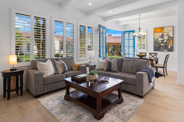 TV, fireplace, Netflix, Hulu