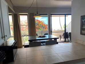 Dining - Winter Special. Amazing Views, Quiet Complex Two Bedroom, King Bed, Private. (Kihei)