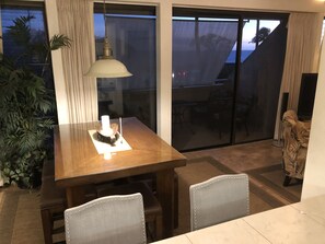 Dining - Winter Special. Amazing Views, Quiet Complex Two Bedroom, King Bed, Private. (Kihei)