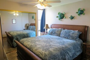 2 habitaciones, escritorio y tabla de planchar con plancha 