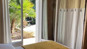 4 chambres, bureau, fer et planche Ă repasser, lit parapluie