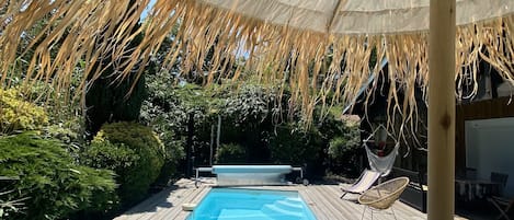 Utomhuspool och uppvärmd pool