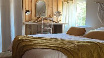 4 chambres, bureau, fer et planche Ă repasser, lit parapluie