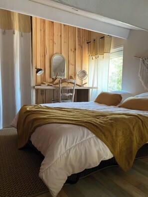 4 habitaciones, escritorio y tabla de planchar con plancha 