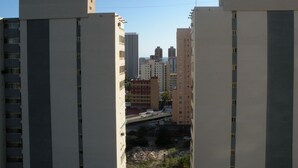 Ein Hochhaus mit Blick auf eine Stadtlandschaft im Hintergrund.