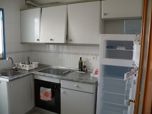 Een koelkast, een microgolfoven, een oven, een kookplaat